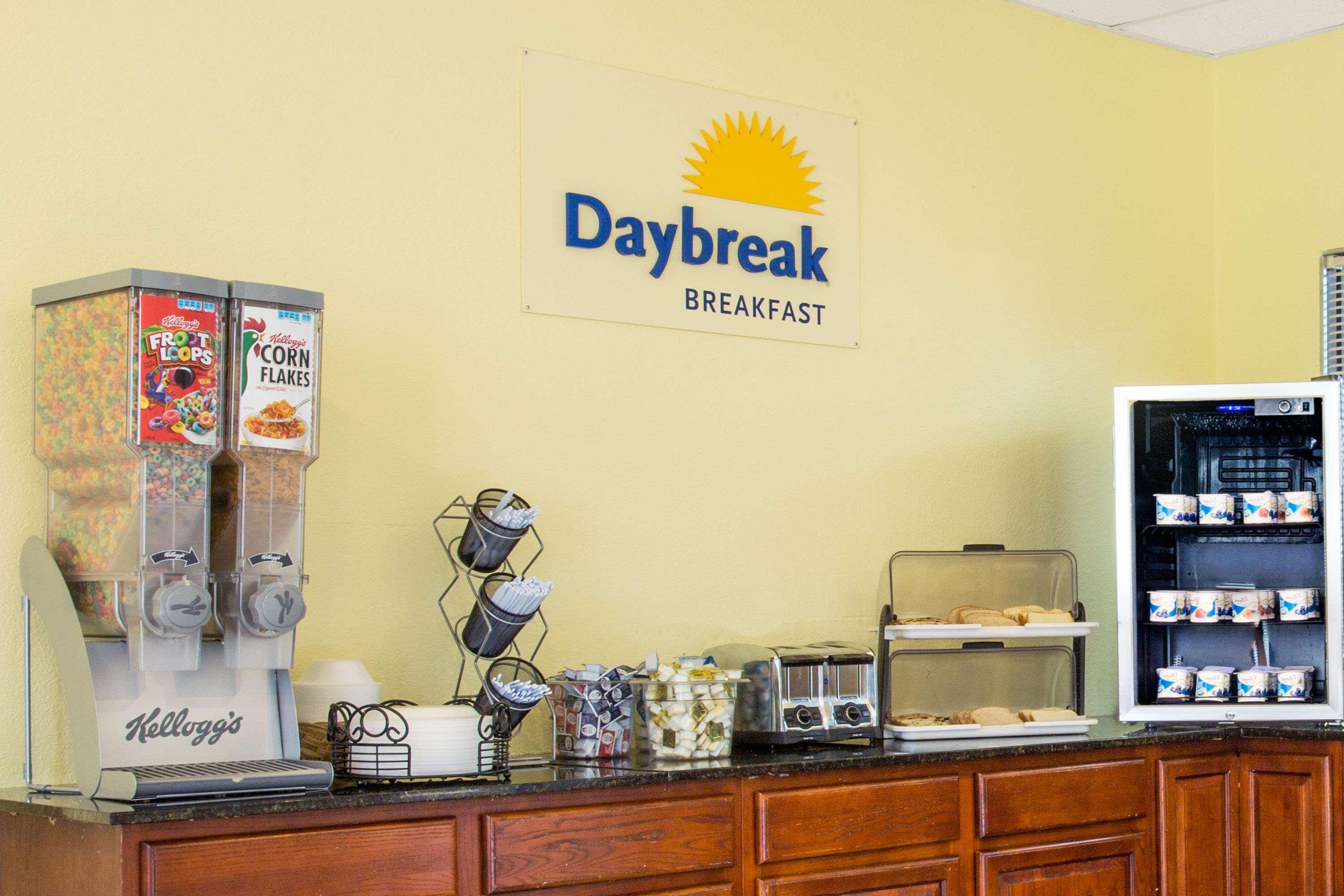 Days Inn By Wyndham Norfolk Military Circle Eksteriør billede