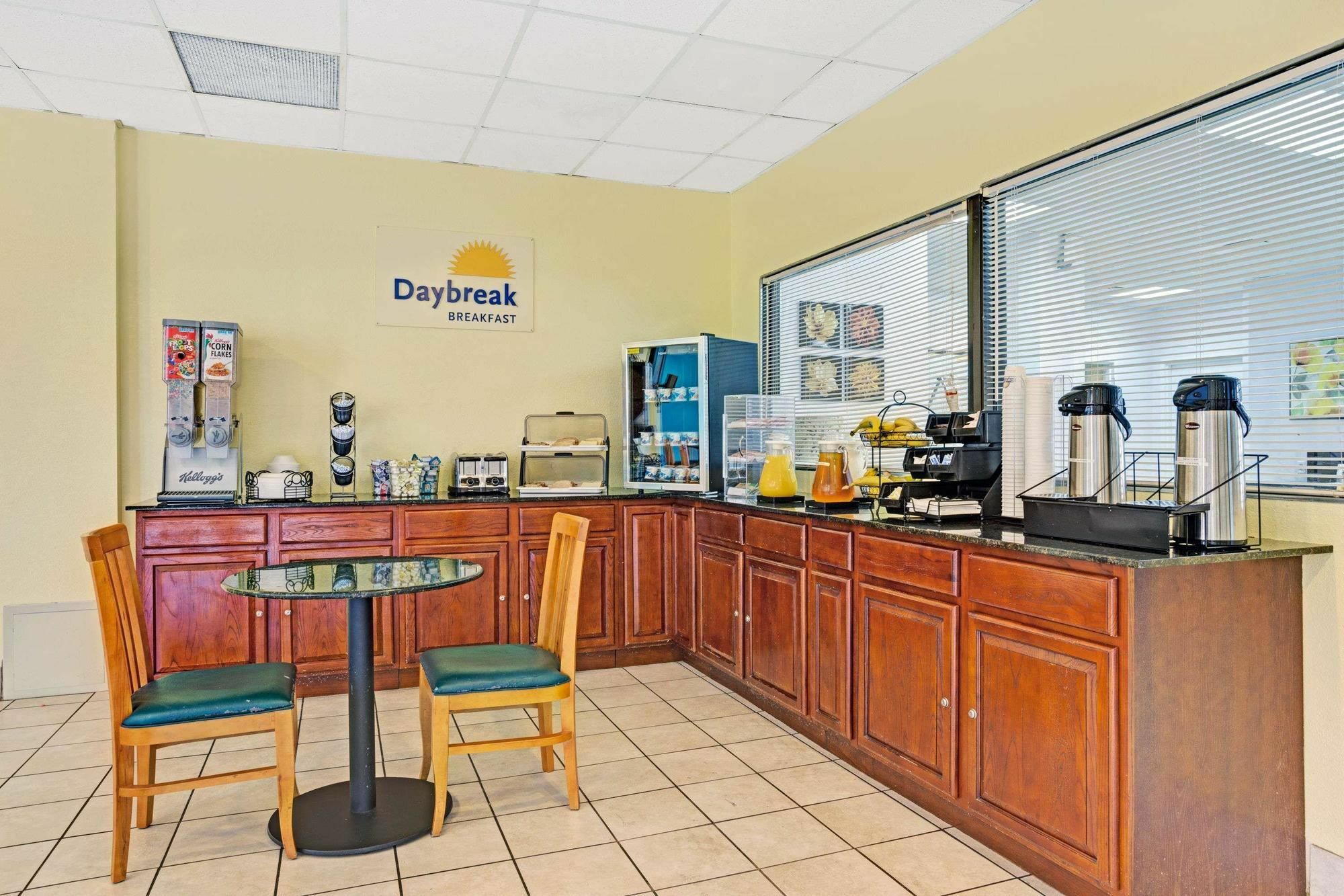 Days Inn By Wyndham Norfolk Military Circle Eksteriør billede